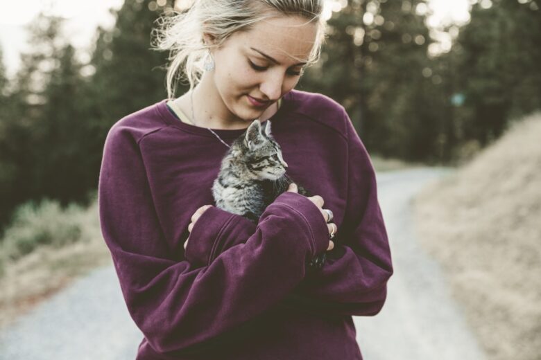 女性が猫を抱っこしている写真
